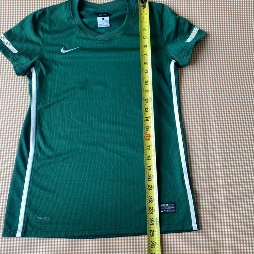 Retro‎ Nike Short sleeve shirt. Green/white. Size 12-13 years